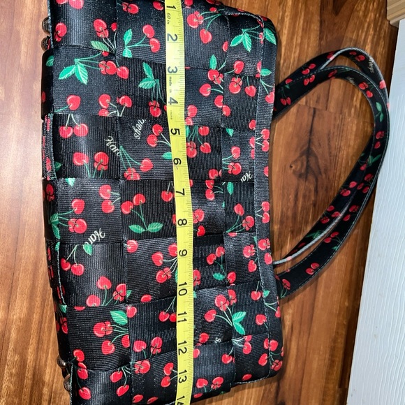 Harveys seatbelt cherry bomb large satchel shoulder bag - Picture 5 of 15